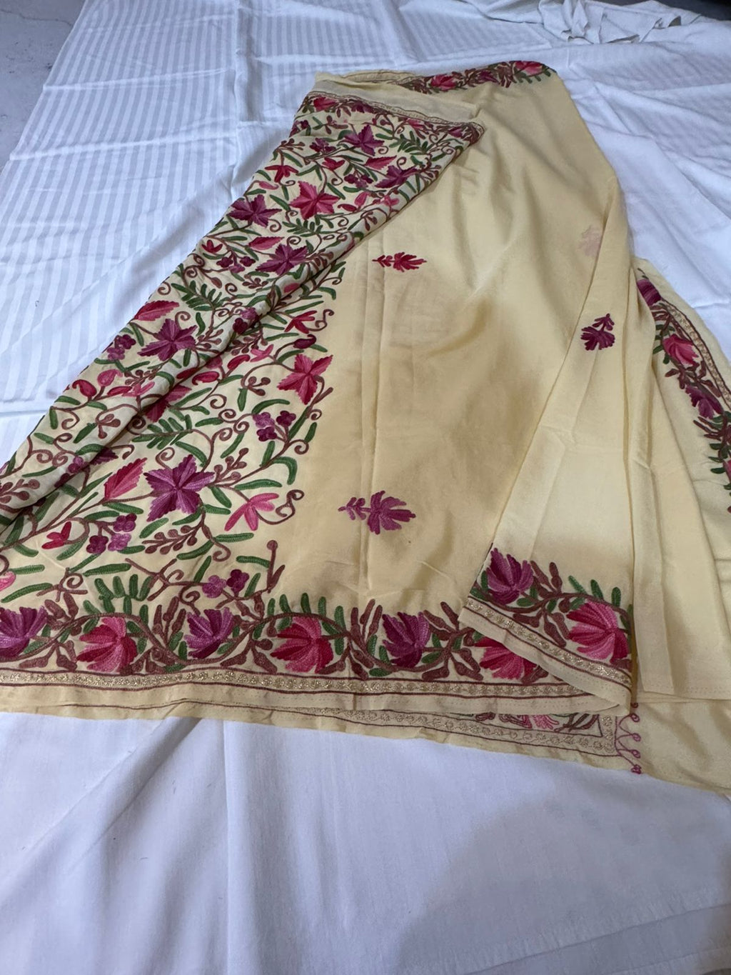 Cream Ari Pallu Jaal Saree